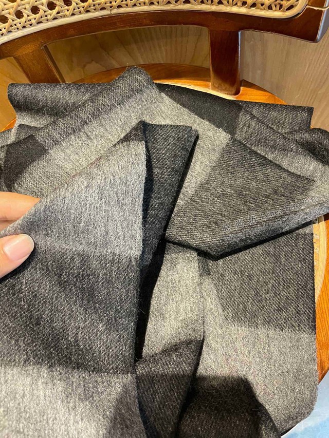 Burberry海外專櫃最新男士女士情侶羊羔毛圍巾 巴寶莉2021新款圍巾  mmj1075